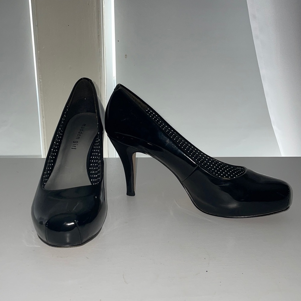 Black pumps